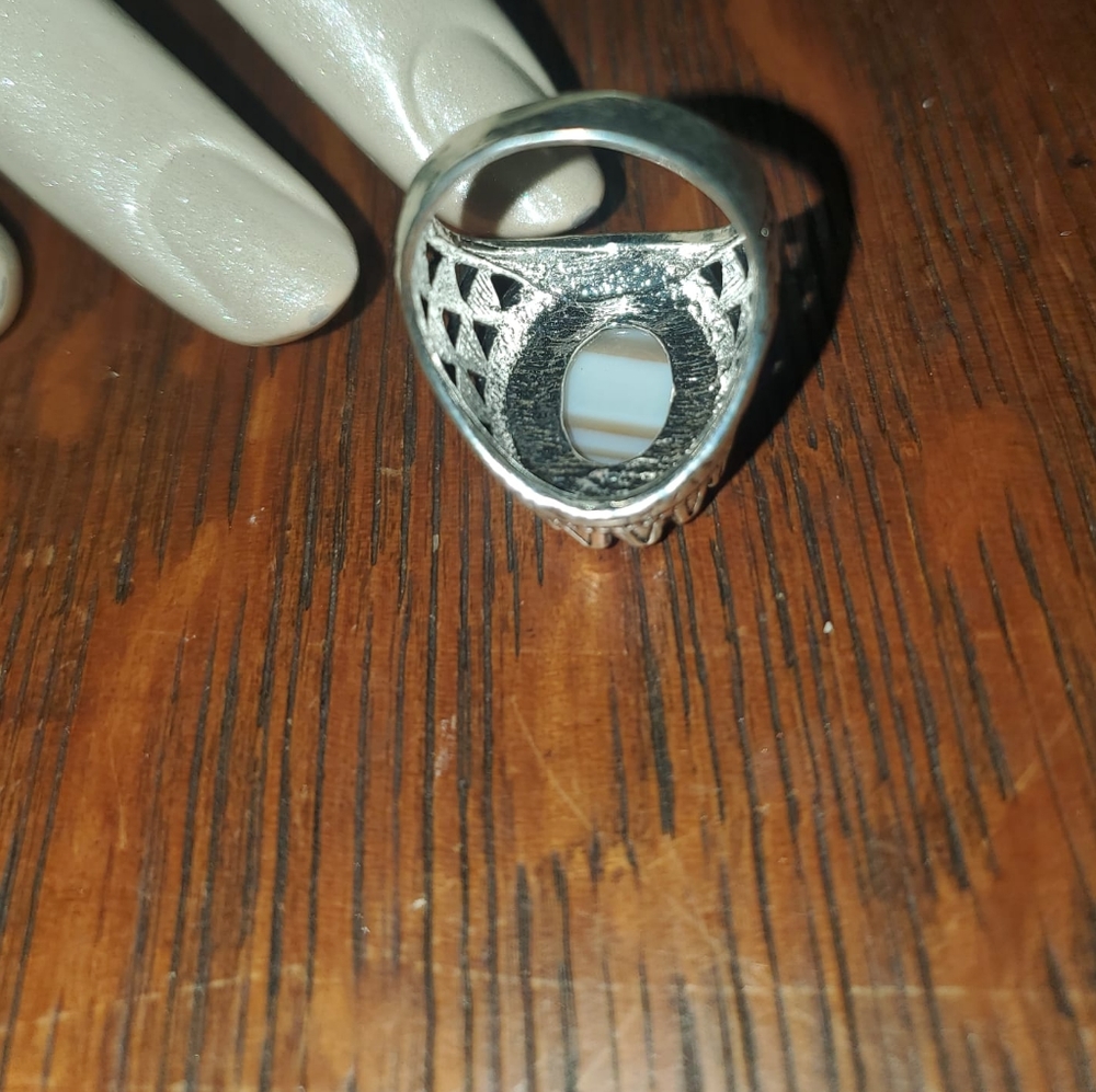 Elegant chunky Striped Silver Ring - Picture 3 of 6